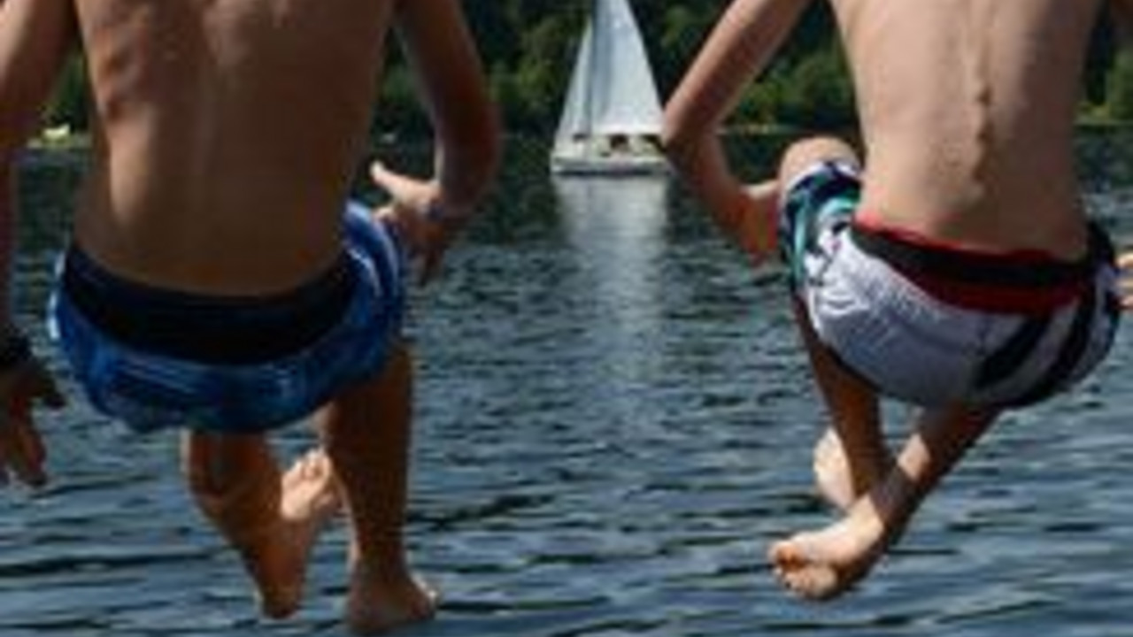 Jungen am See; Bild: dpa