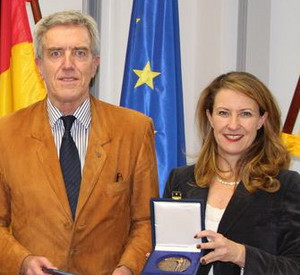 Innenstaatssekretärin Heike Raab hat dem Präsidenten des Skiverbandes Rheinland, Jörg Weißgerber, die Sportplakette des Landes überreicht. Bild: ISIM