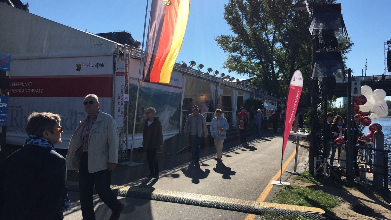 Rheinland-pfälzischer Pavillion beim Fest zum Tag der Deutschen Einheit auf der Ländermeile in Frankfurt