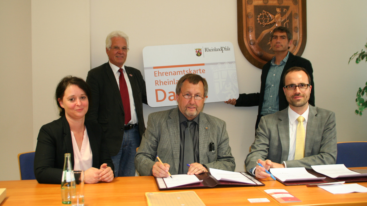 Auf diesem Bild zu sehen sind Andrea Rohrbach, Ehrenamtskoordinatorin KV Altenkirchen, Bernd Niederhausen, Ortbürgermeister Hamm (Sieg), Rainer Buttstedt, Bürgermeister VG Hamm, Dietmar Henrich, Abteilungsleiter VGV Hamm (Sieg) sowie Clemens Hoch, Chef der Staatskanzlei.