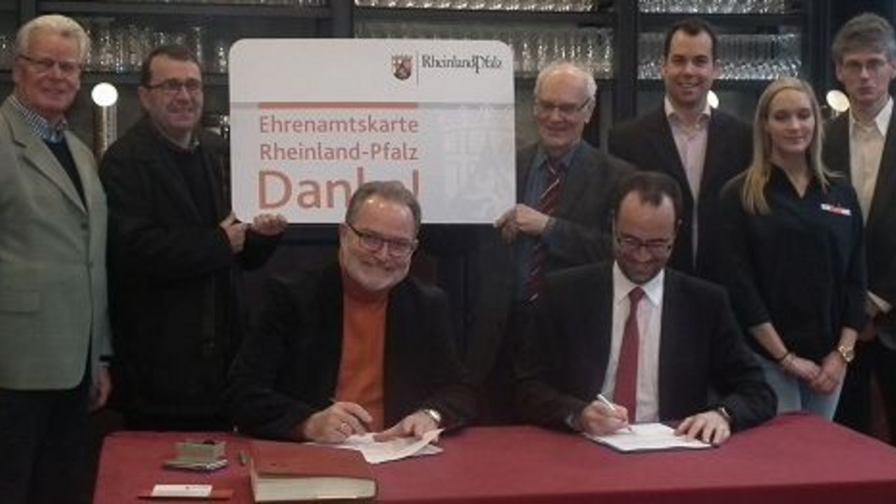 Staatssekretär Clemens Hoch bei der Unterzeichnung der Kooperationsvereinbarung zur Einführung der Ehrenamtskarte in Wissen