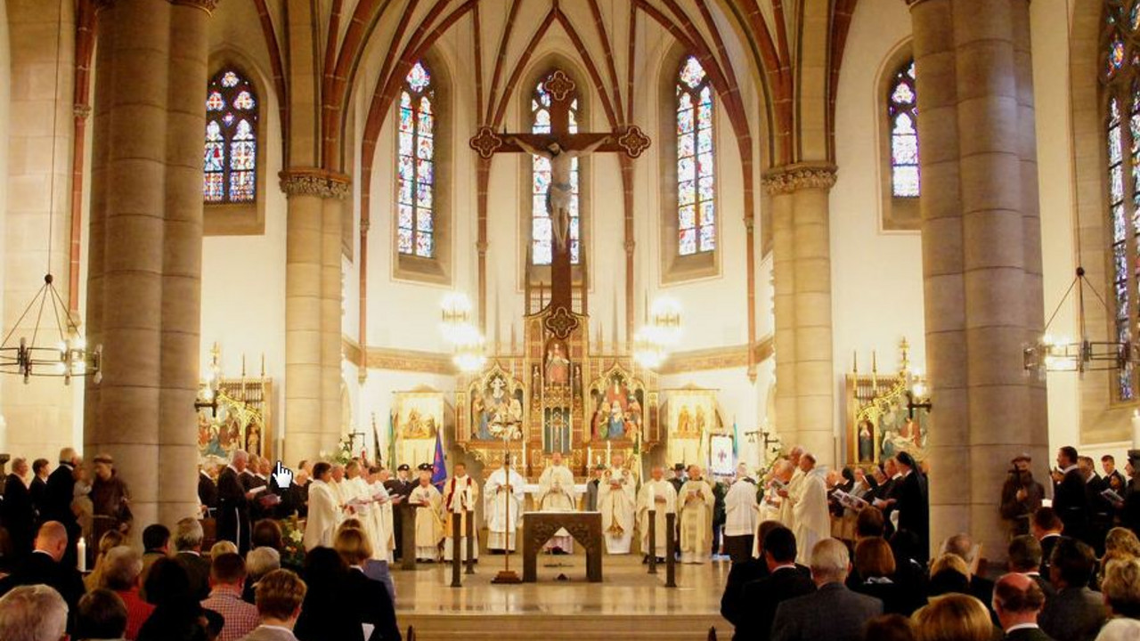 Festhochamt zum 150. Jubiläum der Franziskanerbrüdern vom Heiligen Kreuz in Hausen/Wied; Bilder: Internetseite der Franziskanerbrüder vom Heiligen Kreuz