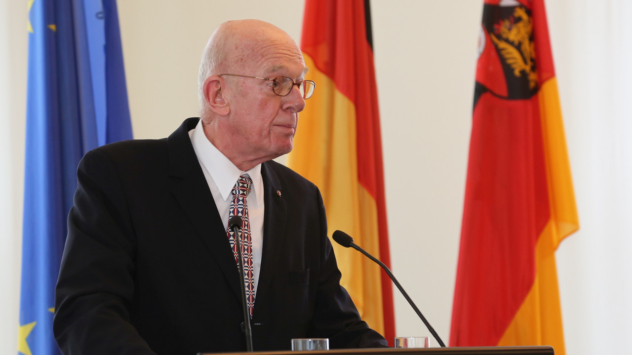 Georg Gölter als Laudator beim 80. Geburtstag von Ministerpräsident a.D. Bernhard Vogel im Jahr 2012; Bild: rlp-Archiv