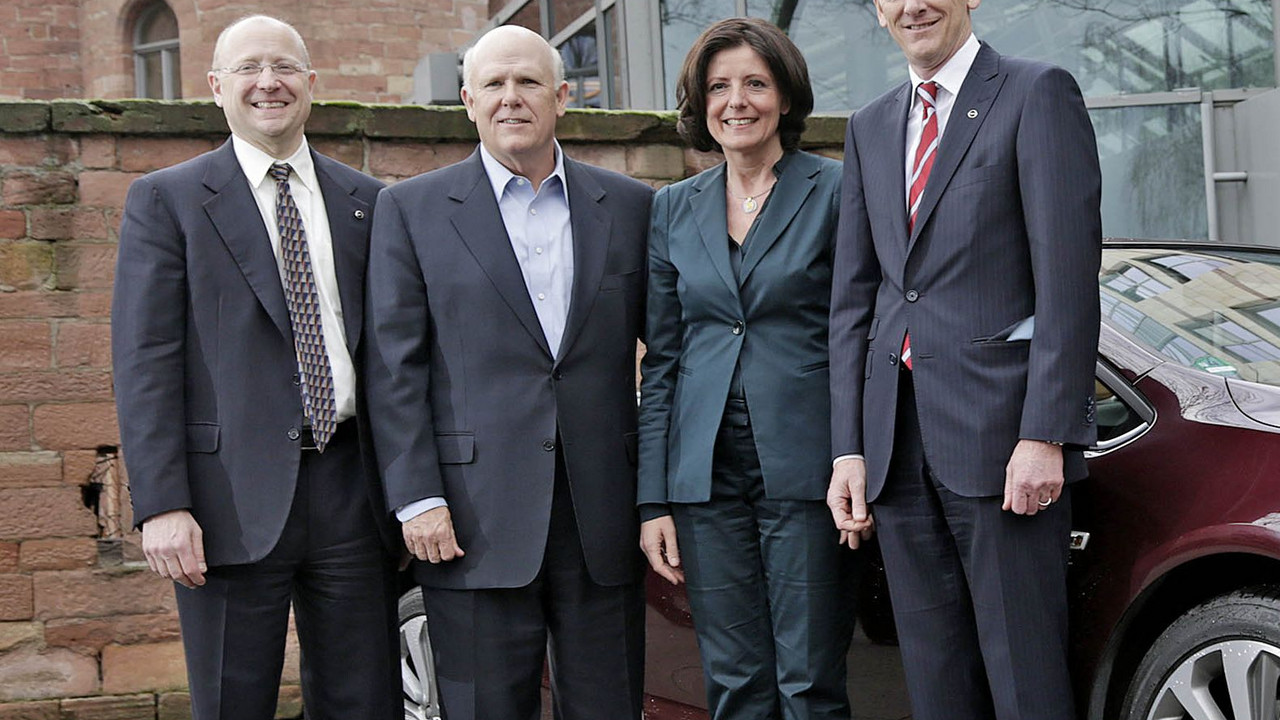 Von links: Stephen J. Girsky, Vizevorsitzender von GM, Daniel F. Akerson, Vorsitzender von GM, Ministerpräsidentin Malu Dreyer und Dr. Karl-Thomas Neumann, Vorstandsvorsitzender der Adam Opel AG; Bild: Alexander Heimann/© Staatskanzlei.