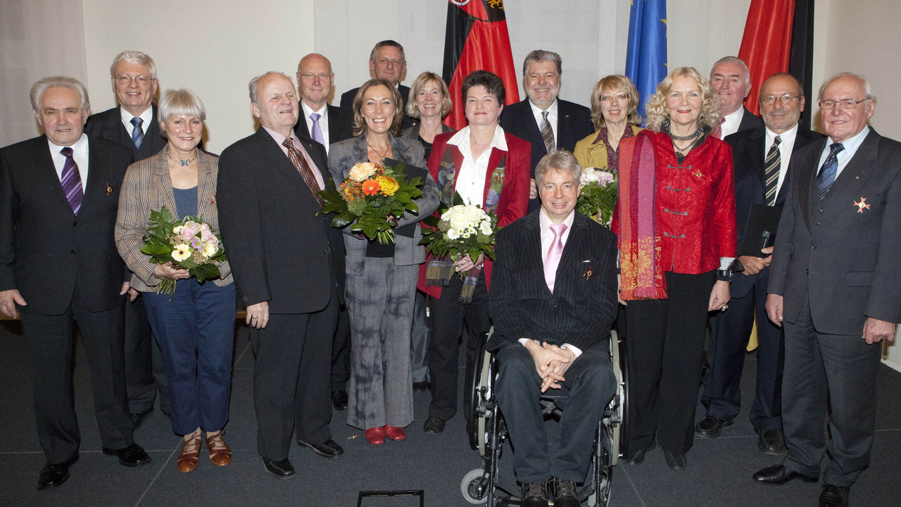 Ministerpräsident Kurt Beck mit den Preisträgern des Landesverdienstordens; Bild: Staatskanzlei/Melanie Bauer