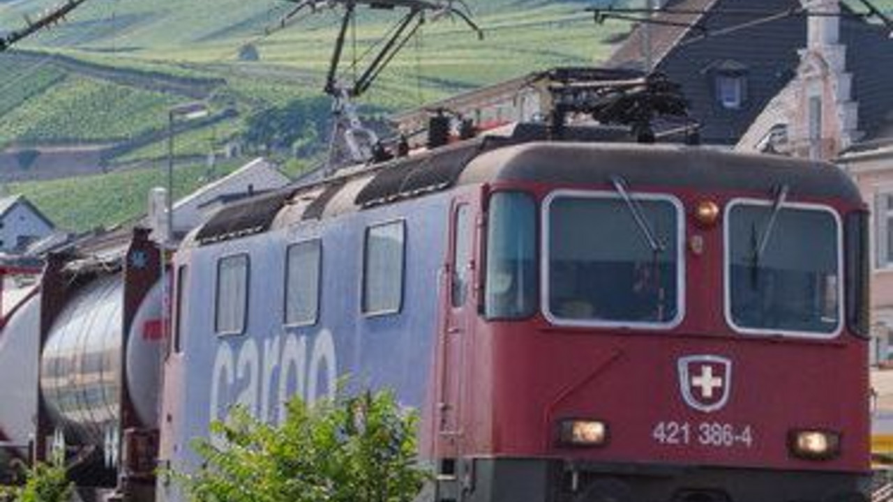 Güterzug im Mittelrheintal; Bild: dpa