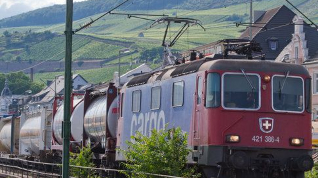 Güterzug im Mittelrheintal; Bild: rlp-Archiv