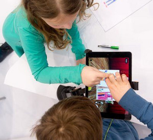 Kinder spielen mit einem Tablet-PC (Symbolbild); Bild: dpa