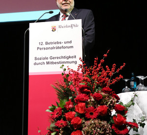 Ministerpräsident Kurt Beck spricht beim Betriebs- und Personalräteforum;