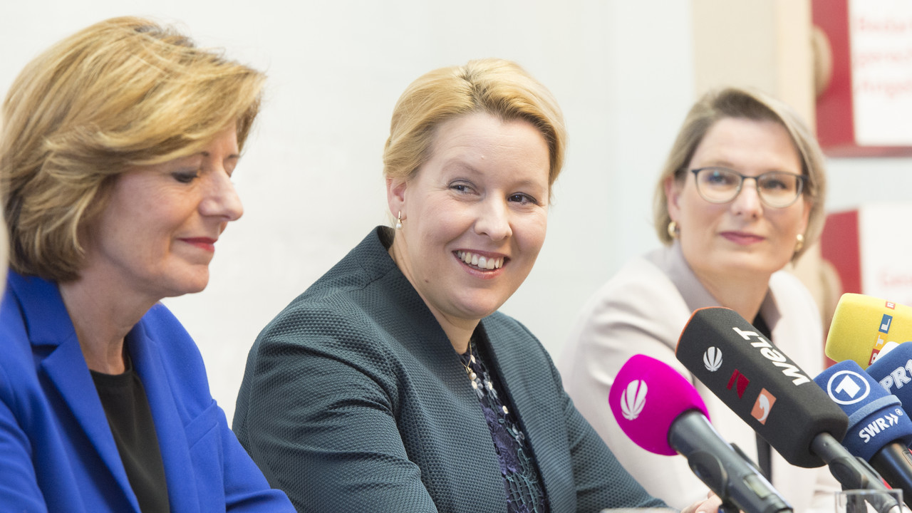 Malu Dreyer, Franziska Giffey und Stefanie Hubig bei der Pressekonferenz zur Unterzeichnung des Gute-KiTa-Gesetzes