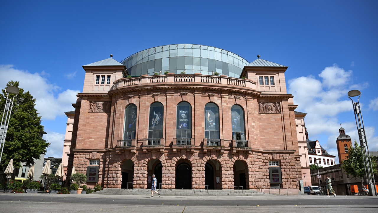 Blick vom Gutenbergplatz auf das Gebäude des Staatstheaters.