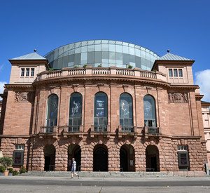 Blick vom Gutenbergplatz auf das Gebäude des Staatstheaters.