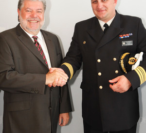 Ministerpräsident Kurt Beck und Fregattenkapitän, Trond Blindow.
