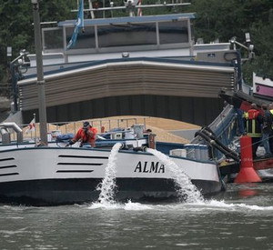 Havariertes Schiff bei Oberwesel: Bild: dpa
