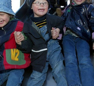 Kinder mit Down-Syndrom auf dem Spielplatz; Bild: dpa
