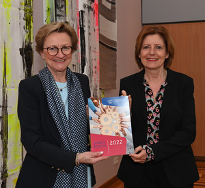 Barbara Schleicher-Rothmund (Bürgerbeauftragte des Landes und Beauftragte für die Landespolizei) und Ministerpräsidentin Malu Dreyer
