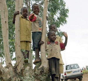 Kinder in Ruanda; Bild: rlp-Archiv