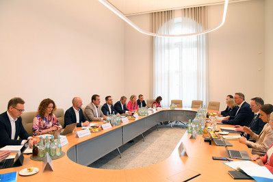 Die Landesregierung im Gespräch mit den Kommunalen Spitzenverbänden.