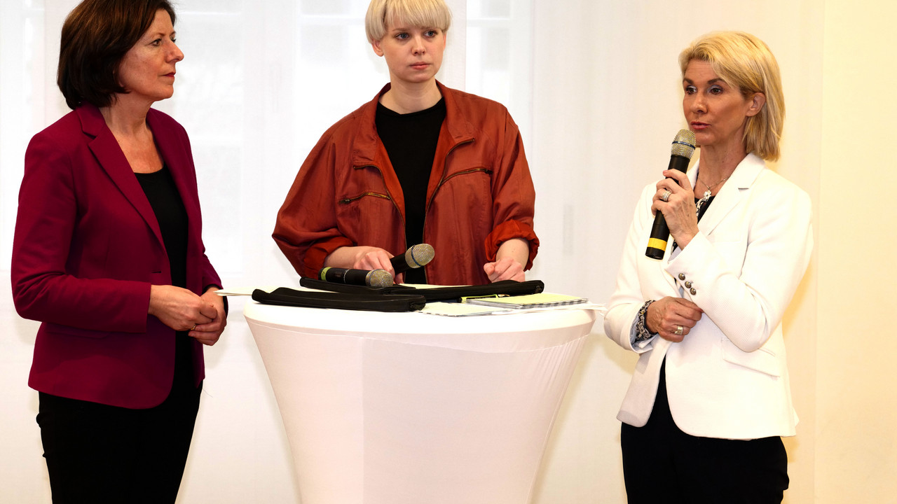 Ministerpräsidentin Malu Dreyer, Dr. Brigitte Mohn, Vorstandsmitglied der Bertelsmann Stiftung und Moderatorin Patricia Hölscher im Gespräch