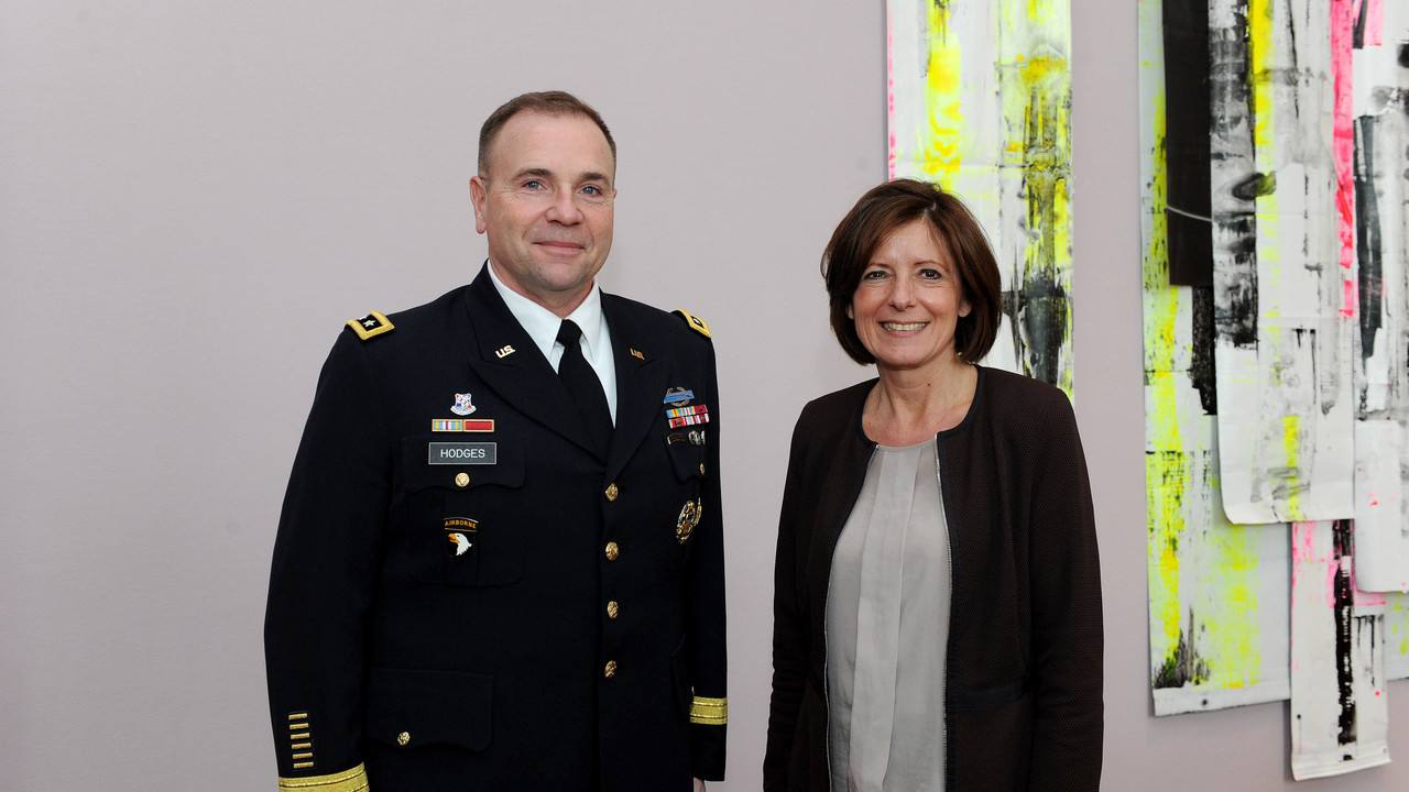 Ministerpräsidentin Malu Dreyer mit US-Generalleutnant Ben Hodges bei seinem Antrittsbesuch in der Staatskanzlei im März 2015.