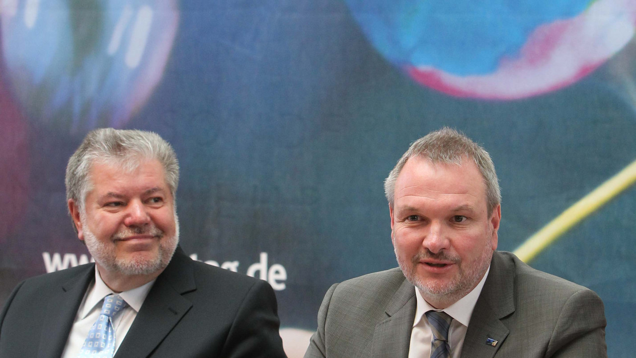 Ministerpräsident Beck und der Ingelheimer Oberbürgermeister Ralf Claus bei der Vorstellung des Programms zum 29. Rheinland-Pfalz-Tag;