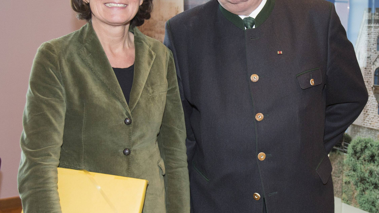 Ministerpräsidentin Malu Dreyer empfängt den Vorsitzenden des Landesjagdverbandes, Kurt-Alexander Michael, in der Staatskanzlei; Bild Reiner Voß / © Staatskanzlei