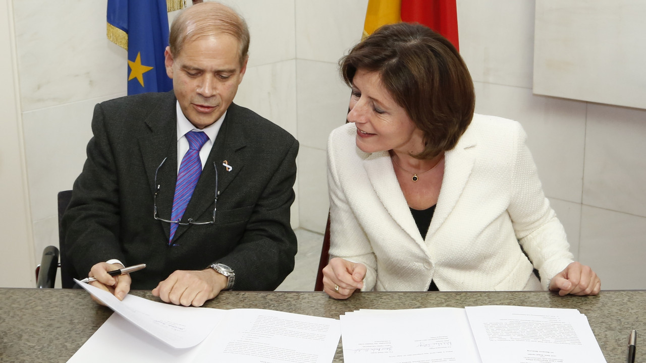 Ministerpräsidentin Malu Dreyer und Botschafter Yakov Hadas-Handelsman bei der Unterzeichnung der Bildungskooperation