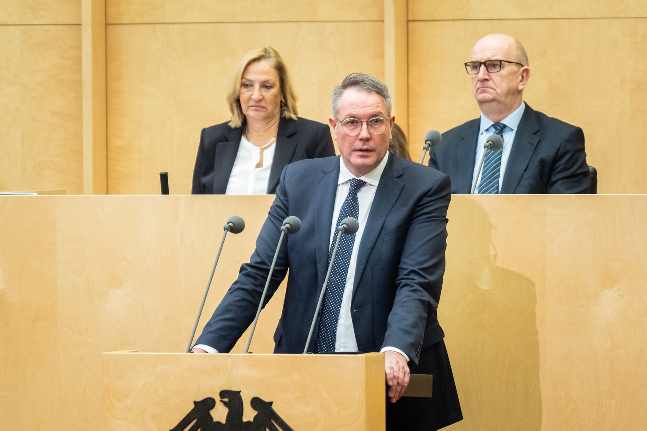 Auf dem Bild ist Ministerpräsident Alexander Schweitzer bei seiner Rede im Bundesrat zu sehen.