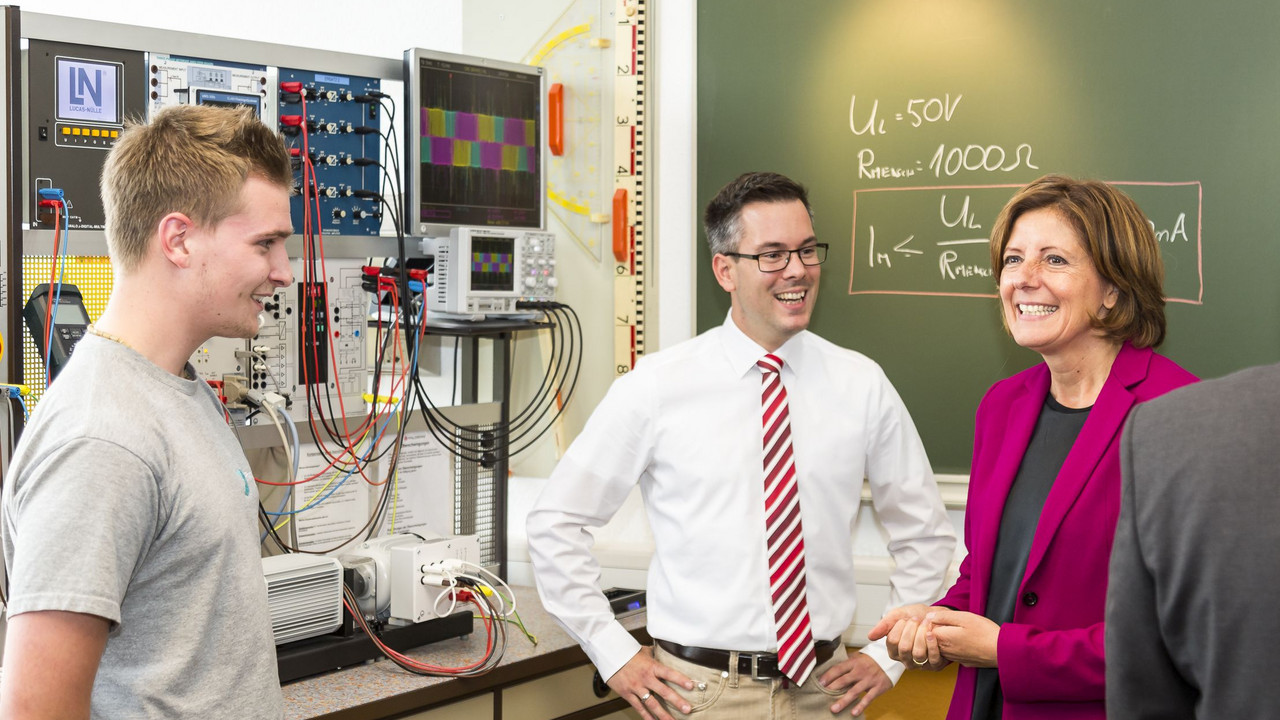 Ministerpräsidentin Malu Dreyer beim Besuch des Ausbildungszentrums der Pfalzwerke AG