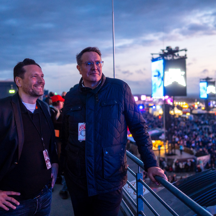 Ministerpräsident Alexander Schweitzer und Staatssekretär Daniel Stich bei Rock am Ring