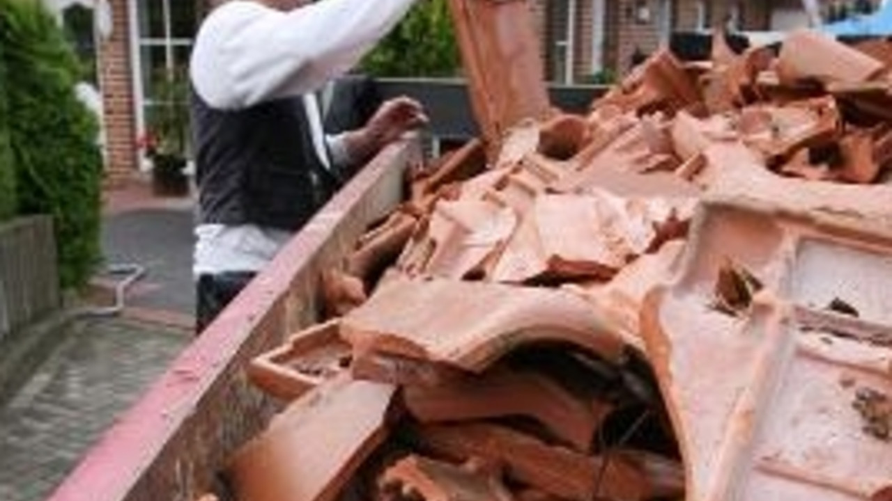 Entsorgung Dachziegel; Foto: dpa