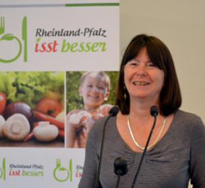 Ernährungsministerin Ulrike Höfken hat im Rahmen der Grünen Woche 2013 das neue Landesprojekt „Regional und Bio – Wir bitten zu Tisch“ gestartet; Bild: MULEWF