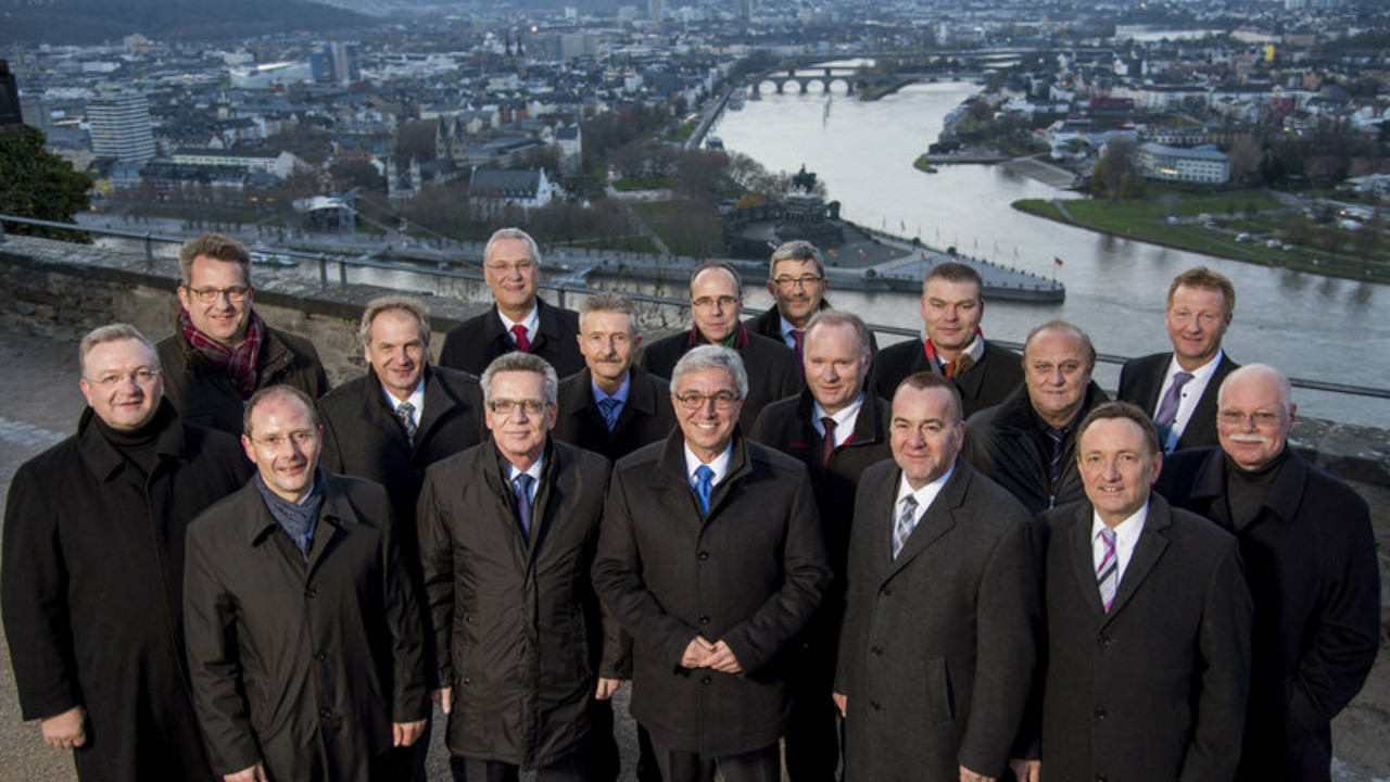 Die Innenminister vor dem Deutschen Eck in Koblenz