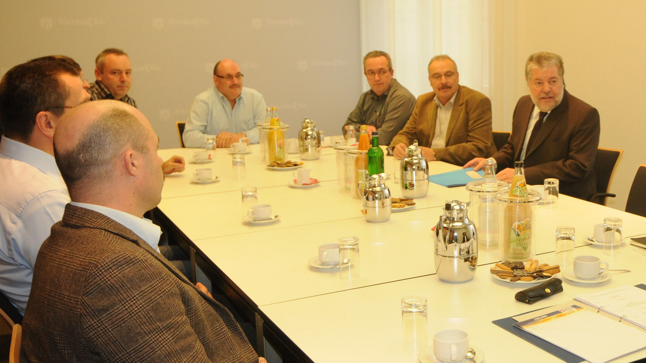 Ministerpräsident Beck mit den Betriebsräten von Keiper Rockenhausen; Bild: Wolf