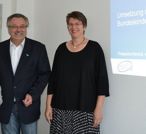 Ministerin Irene Alt, Jürgen May, Abteilungsleiter für den „Guten Start ins Kinderleben“ im Jugendamt Ludwigshafen, und Dr. Barbara Filsinger, Chefärztin der Geburtsklinik am St. Marien- und St. Annastiftskrankenhaus Ludwigshafen, bei der Pressekon