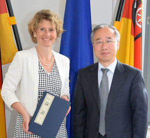 Wirtschaftsministerin Eveline Lemke empfängt den chinesischen Generalkonsul Liang Jianquan; Foto: Wirtschaftsministerium RLP