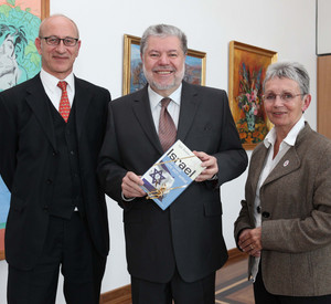 (v.l.)Alex Elsohn, Europadirektor von Givat Haviva, Ministerpräsident Kurt Beck und Friedel Grützmacher, Vorsitzende des deutschen Freundeskreises von Givat Haviva; Bild: Alexander Sell/Staatskanzlei