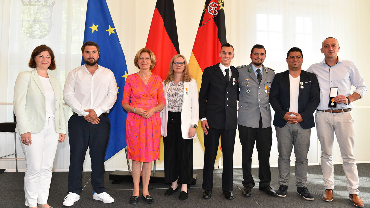 Sechs Bürgerinnen und Bürger wurden mit der Rettungsmedaille geehrt.