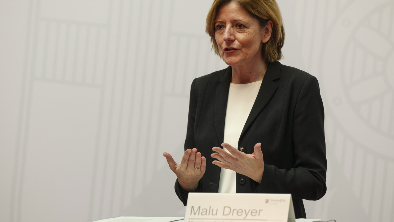 Ministerpräsidentin Malu Dreyer bei der symbolischen Spendenübergabe an die DMSG