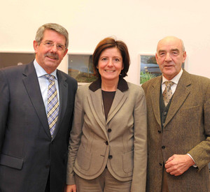 Ministerpräsidentin Malu Dreyer mit Leo Blum (l.), Präsident des Bauern- und Winzerverbandes Rheinland-Nassau e.V., und Norbert Schindler (r.), MdB, Präsident des Bauern- und  Winzerverbandes Rheinland-Pfalz Süd; Bild: Kristina Schäfer / ©Staatskanz