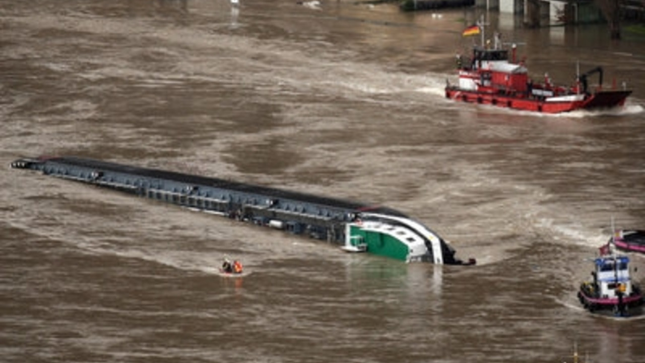 Gekenterter Tanker bei St. Goarshausen; Bild: dpa