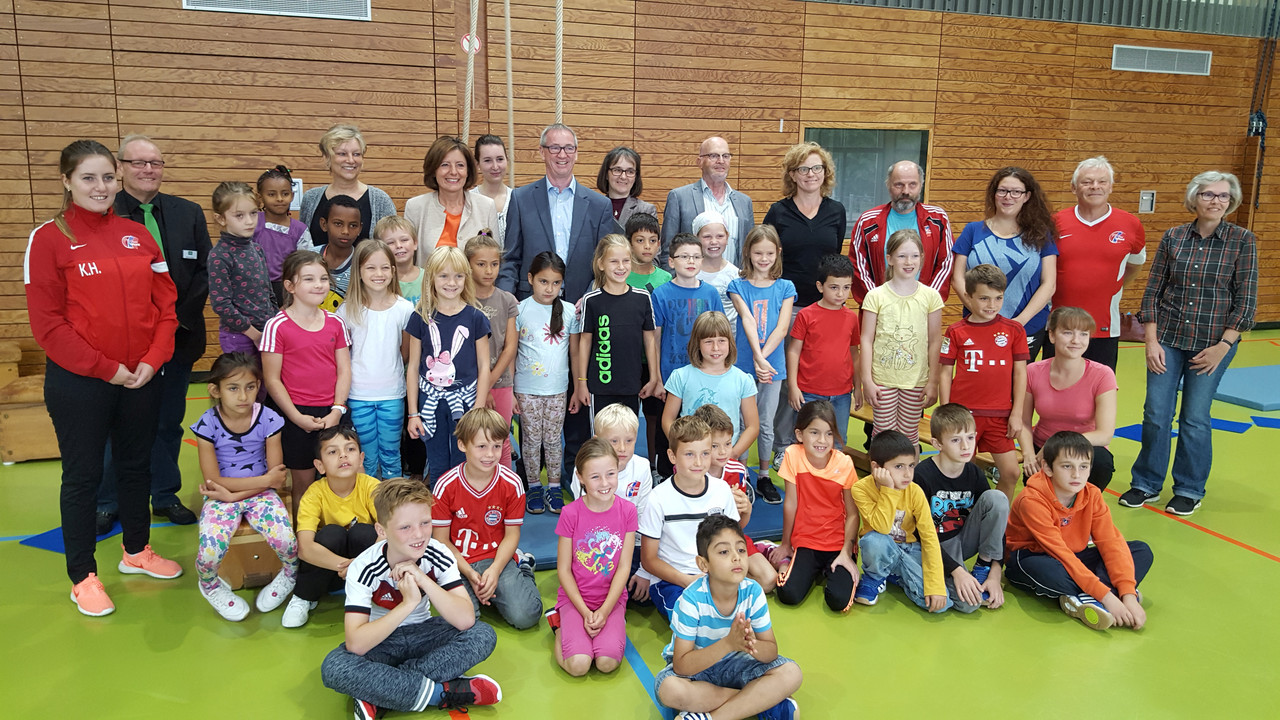 Ministerpräsidentin Dreyer besucht das Flüchtlingssportprojekt des FSV Tarforst in Trier an der Grundschule Tarforst
