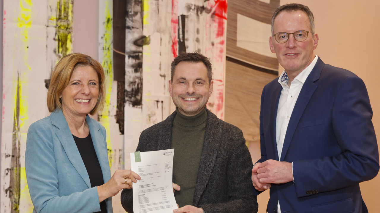 Ministerpräsidentin Malu Dreyer überreicht gemeinsam mit Innenminister Michael Ebling einen Förderbescheid an David Langner, Oberbürgermeister der Stadt Koblenz.