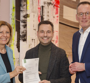 Ministerpräsidentin Malu Dreyer überreicht gemeinsam mit Innenminister Michael Ebling einen Förderbescheid an David Langner, Oberbürgermeister der Stadt Koblenz.