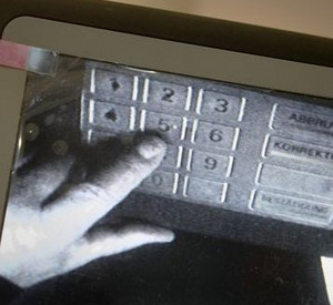 Mini-Kamerabild vom Tastenfeld eines Bankautomaten; Bild: dpa