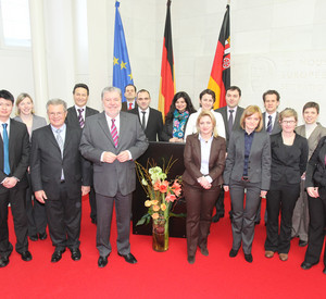 Die Diplomatendelegation mit Ministerpräsident Kurt Beck; Bild: Sämmer/Staatskanzlei