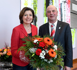 Ministerpräsidentin Malu Dreyer bekommt den Blumenstrauß vom Präsidenten des Landesverbandes Gartenbau Rheinland-Pfalz, Volker Schmitt, überreicht