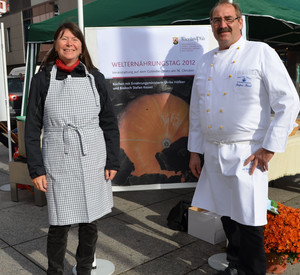 Ernährungsministerin Ulrike Höfken und Biokoch Stefan Kessel werben für den bewussteren Umgang mit Lebensmitteln; Bild: © MULEWF