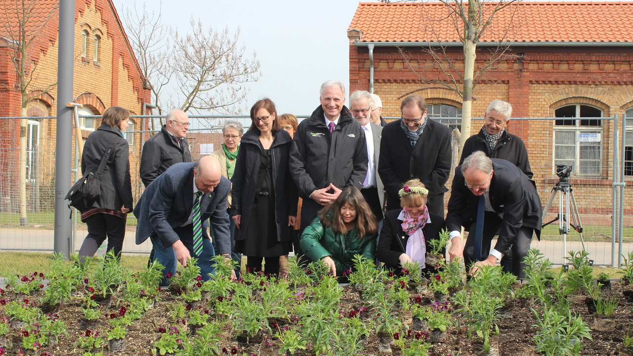 Umweltministerin Ulrike Höfken unterstützte die Gärtner bei der Frühjahrsbepflanzung der Landesgartenschau in Landau; Bild: Landesgartenschau gGmbH Landau