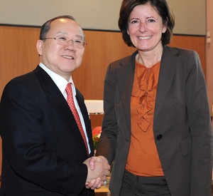 Ministerpräsidentin Dreyer mit dem japanischen Botschafter Nakane; Bild: Kristina Schäfer / © Staatskanzlei